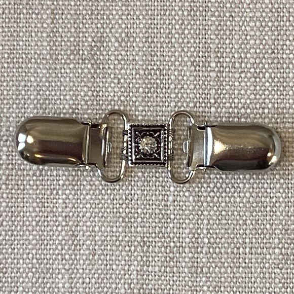 Crystal Flower Sweater Clip, Stylish Vintage Look, Cardigan Collar Clip - Picture 1 of 5